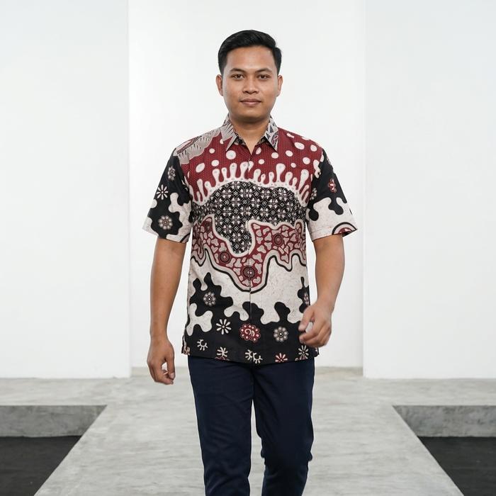 Kemeja Qistina Batik Pria Lengan Pendek Bahan Katun Motif Kawung Merah Hitam Nyaman
