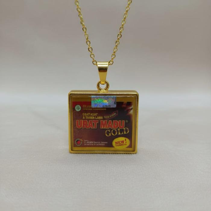 Aksesoris kalung dengan bandul UM gold anti karat