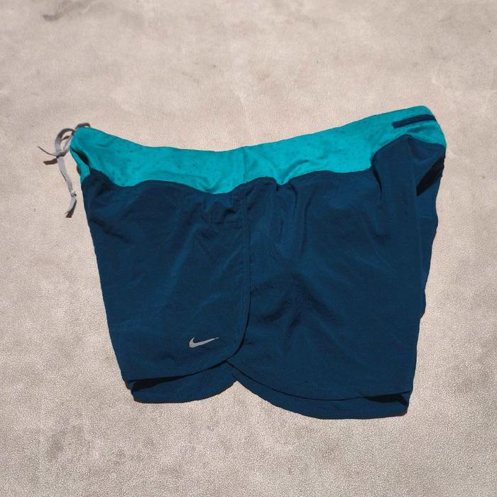 Celana pendek wanita olahraga lari running nike tosca bekas