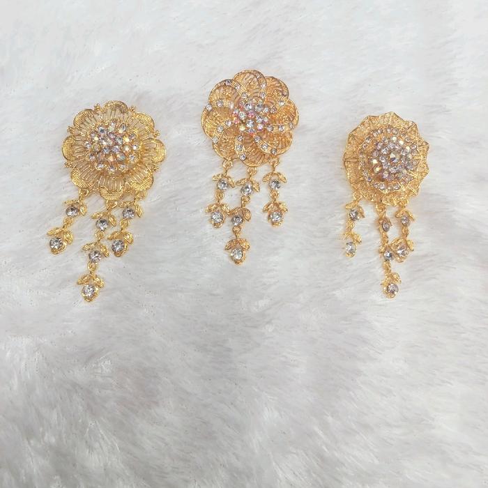 bross kebaya yang berukuran besar berbentuk bunga bulat