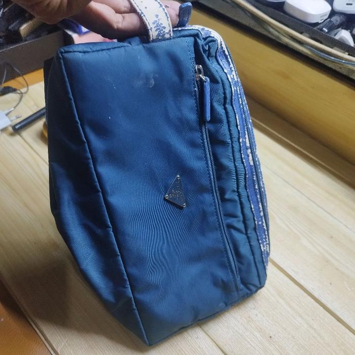 tas hand bag biru seperti di foto prada milano