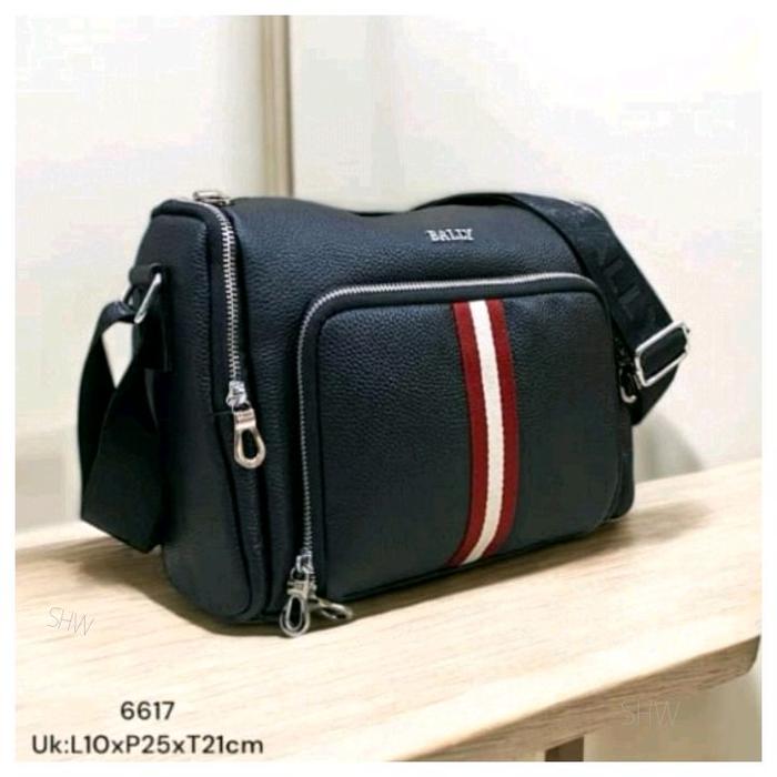 BALLY Tas Selempang Pria 6617 Hitam dengan Stripes Merah Ukuran L10xP25xT21cm