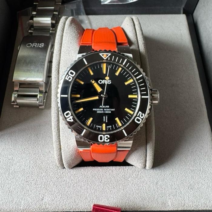 Oris Aquis 300M Automatic Jam Tangan Pria dengan Tali Karet Orange dan Tahan Air 300M. Diameter 43mm