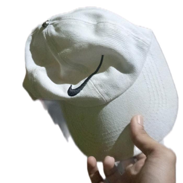 Topi Nike putih berlogo hitam stylish untuk pria wanita