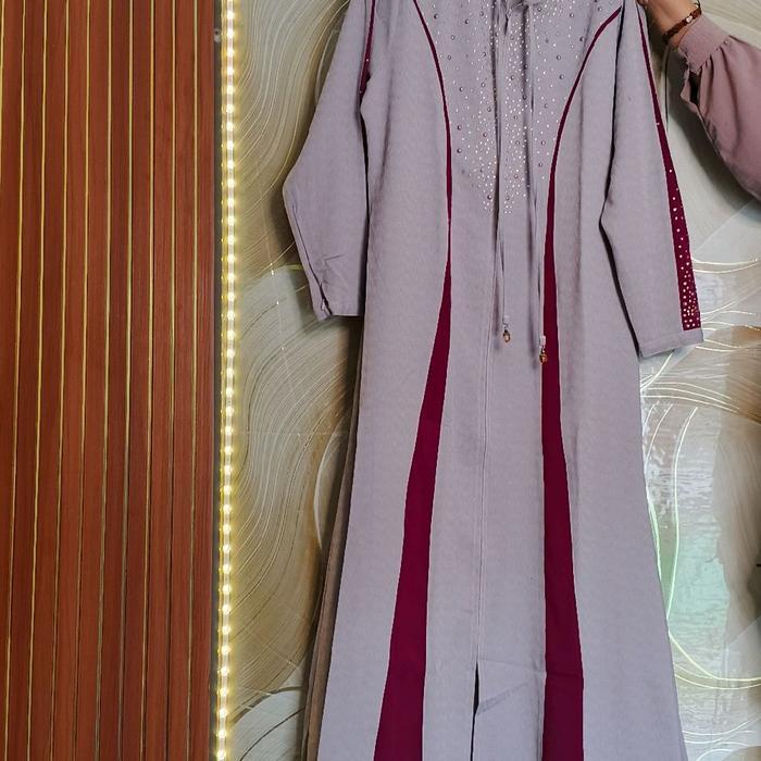 Abaya Hikmat Mewah Elegan Dengan Desain Batik Klasik Dan Warna Coklat Muda Untuk Tampilan Mewah Dan 