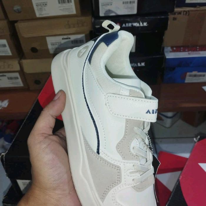 Sepatu anak Airwalk warna Putih