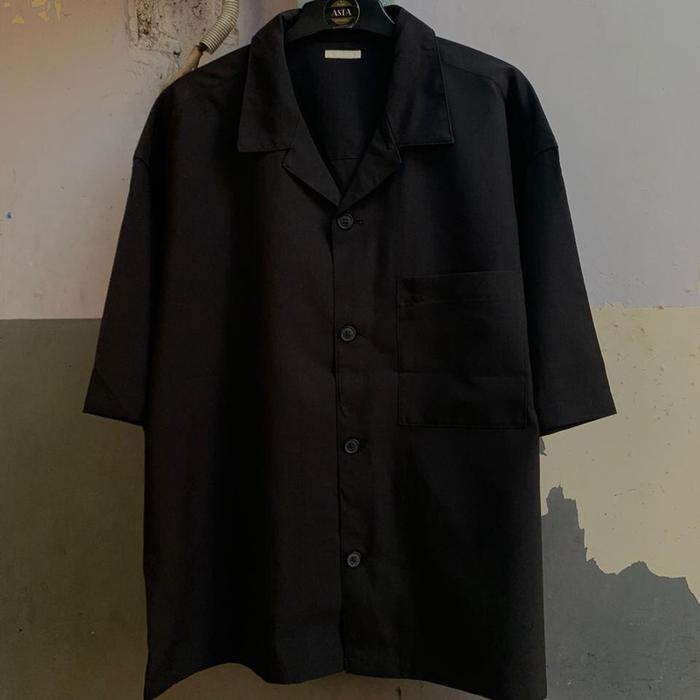 Kemeja lengan pendek GU black oversize preloved