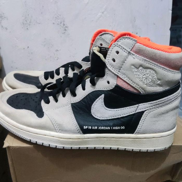 Nike Air Jordan 1 Retro High OG "Neutral Grey/Hyper Crimson"