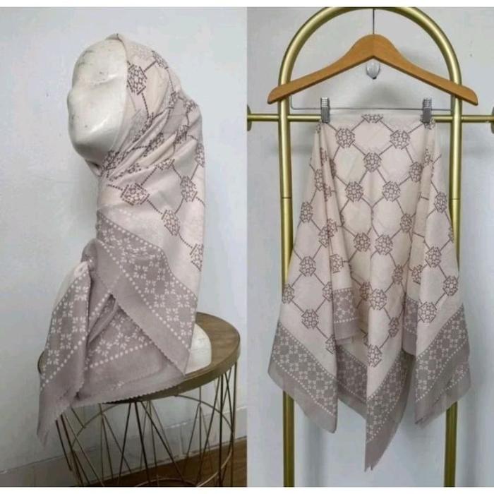 HIJAB SEGI EMPAT VOAL MOTIF LUNN PUTIH TULANG KODE 20