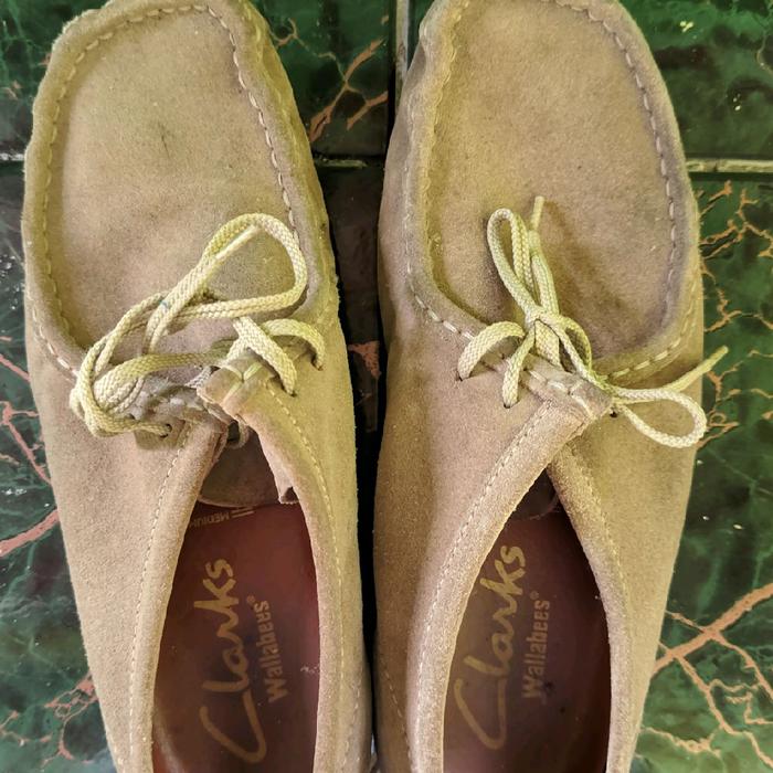 Clarks Wallabies Sepatu Pria Casual suede dengan tali kuning nyaman dan stylish