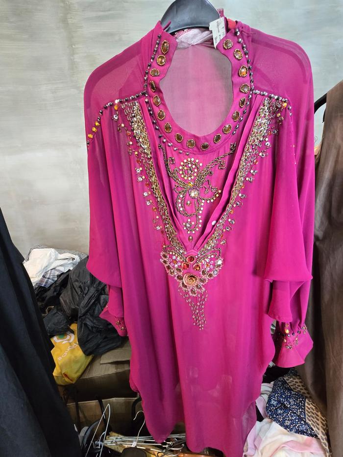 Kaftan Tunik Fuchsia Elegan dengan Detail Payet & Kristal Mewah.