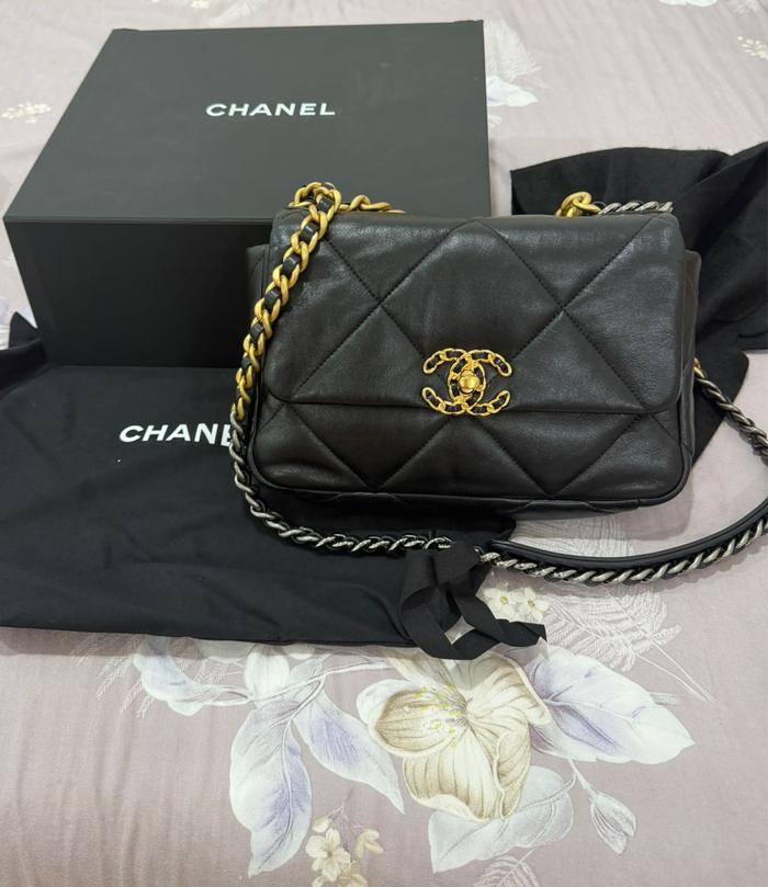 Chanel Small Black C19 Lamb Skin Wanita
