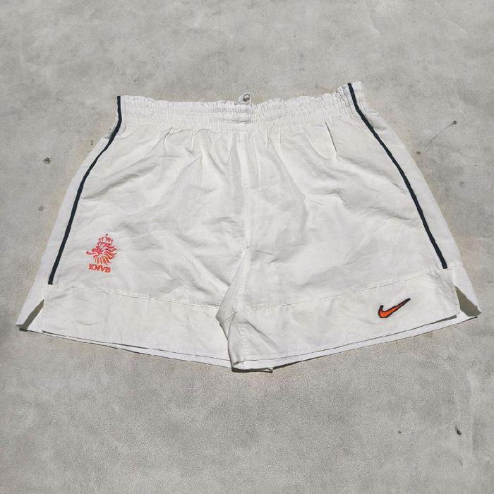Celana pendek olahraga bola nike knbv putih list hitam bekas