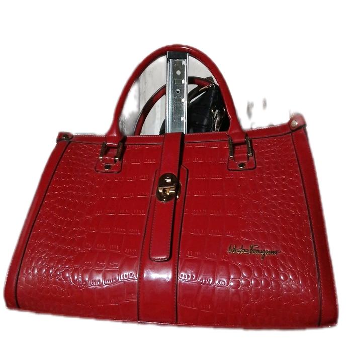 tas wanita yang sangat cantik cocok untuk ibu pejabat.ibu guru..wanita fasyen bahan dasar kulit croc