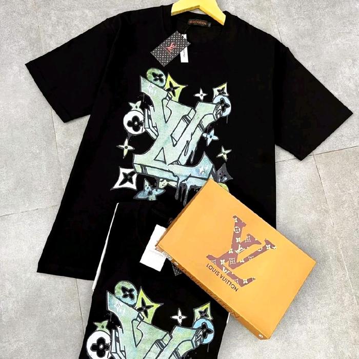 Louis Vuitton Kaos Hitam dengan Desain Grafis Unik dan Kotak Kuning
