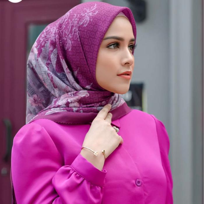 RARE ITEM - Buttonscarves - THE MALAYA - Square - Burgundy - Jilbab Segi Empat Voal Gold Muslim Prin