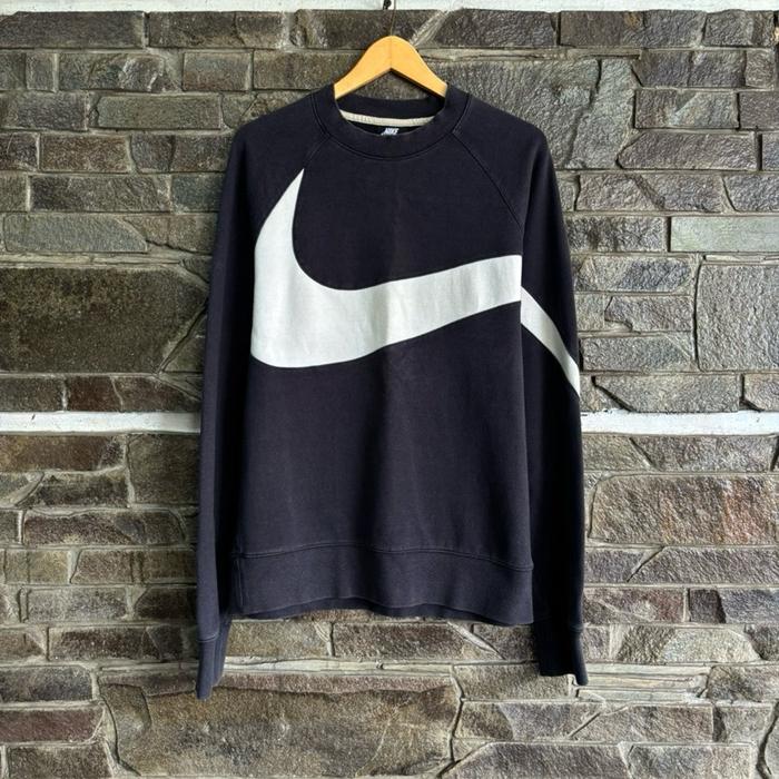 Nike • Rare Big Swoosh Original Authentic Crewneck Size M fit L (72x57cm) Preloved Used Second