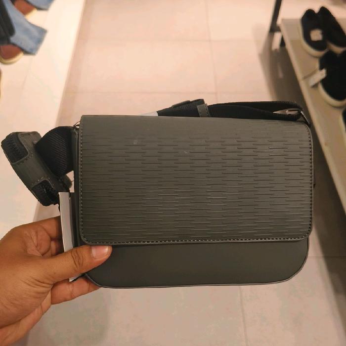 Tas Selempang Zara Pria Bertekstur Karet Dengan Dompet Koin Original Hijau Khaki
