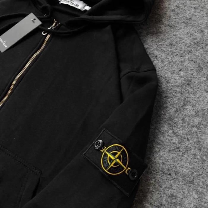 Stone Island Jaket Hoodie Zipper Hitam dengan Logo Kuning dan Tas Kecil