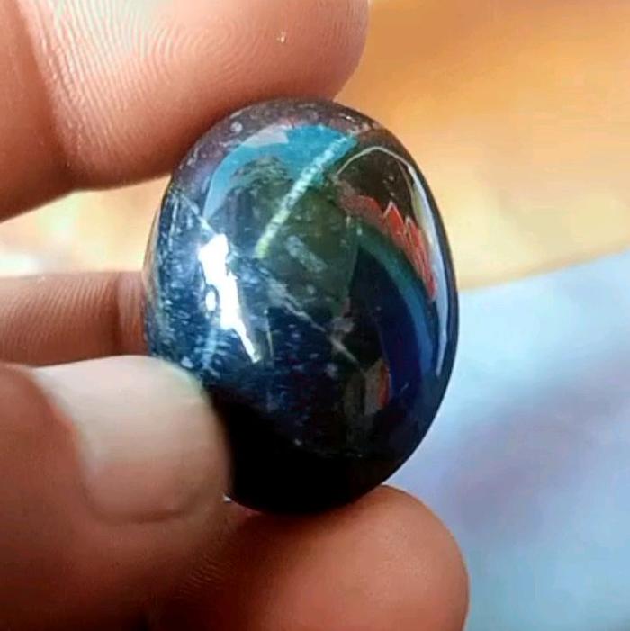 Batu Badar Srigunting Tali Kuning Ujung Tanjung Pesisir Selatan dengan Warna Biru dan Hitam