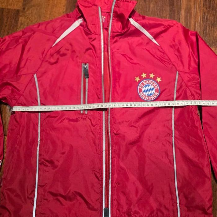 Jaket Merah Bayern Munich dengan Logo Jelas dan Desain Zip yang Nyaman