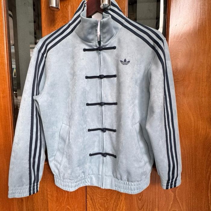 Adidas Jaket Cheongsam Cina Warna Biru Ukuran XS Asli dengan Desain Tradisional dan Stripes Samping 