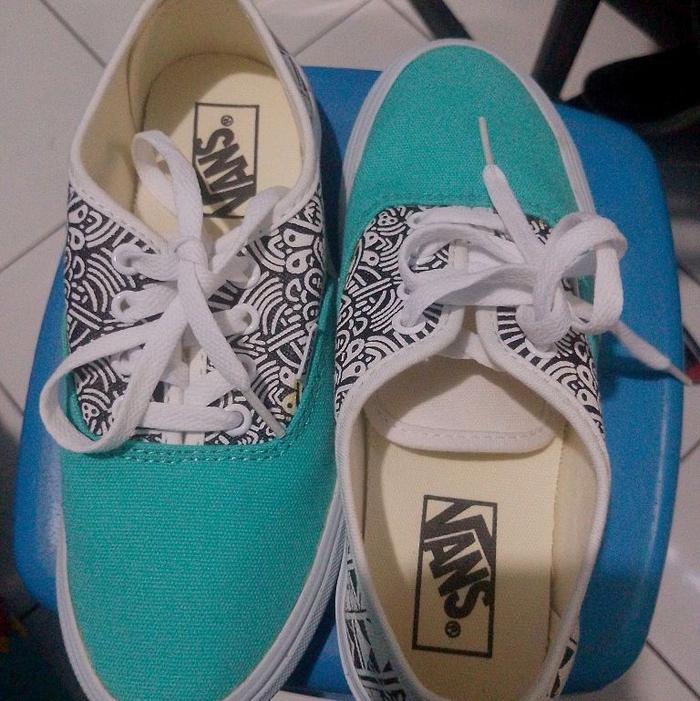 Vans Sepatu Sneakers Motif Batik Wanita Size 37 Made in China Kondisi Baik Seperti Baru