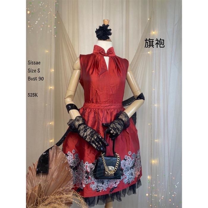 Dress midi gaun gown cheongsam qipao qibao merah maroon motif silver renda hitam tulle tile sissae o
