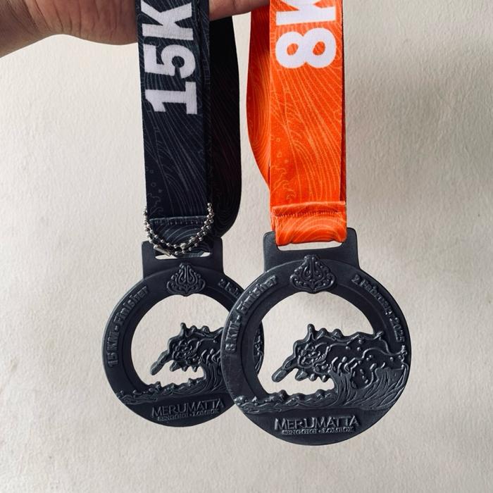 Menjual medali trail run.