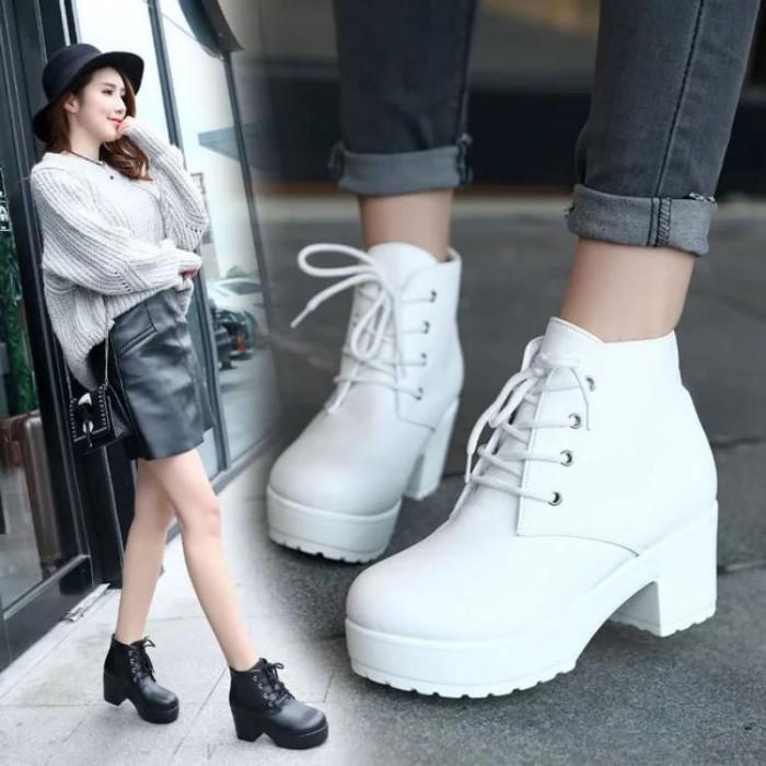 Ada SEPATU BOOTS PUTIH HITAM  SNEAKERS HEELS WANITA KOREAN STYLE HAK 5cm LA02 BOOT PESTA FORMAL KOND