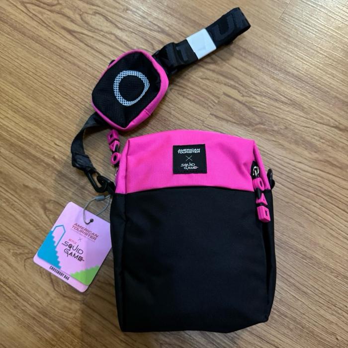 American Tourister Squid Game Tas Crossbody Bag - Black/Mexican Pink