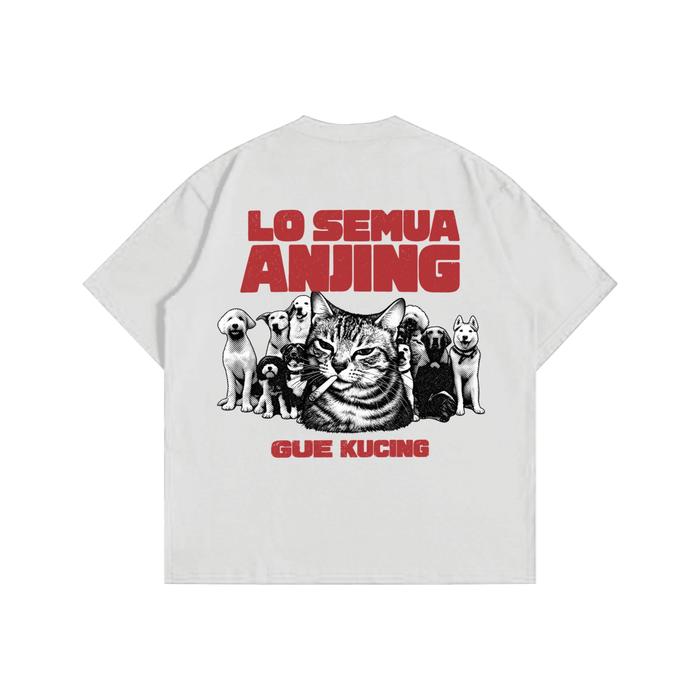 Kaos dengan ilustrasi kucing dan anjing yang menarik. Makna desain: tetap menjadi diri sendiri, bera