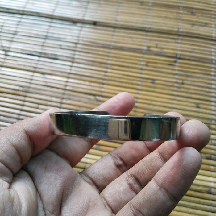gelang besi putih rajah sulaiman di dalam