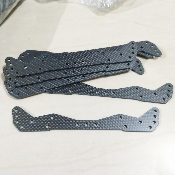 REP TAMIYA WIDE FRONT PLATE MEMBRAN CARBON POLOS (AR CHASSIS)