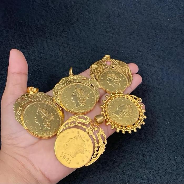 Modelan liontin ringgit bahan lapis kristal