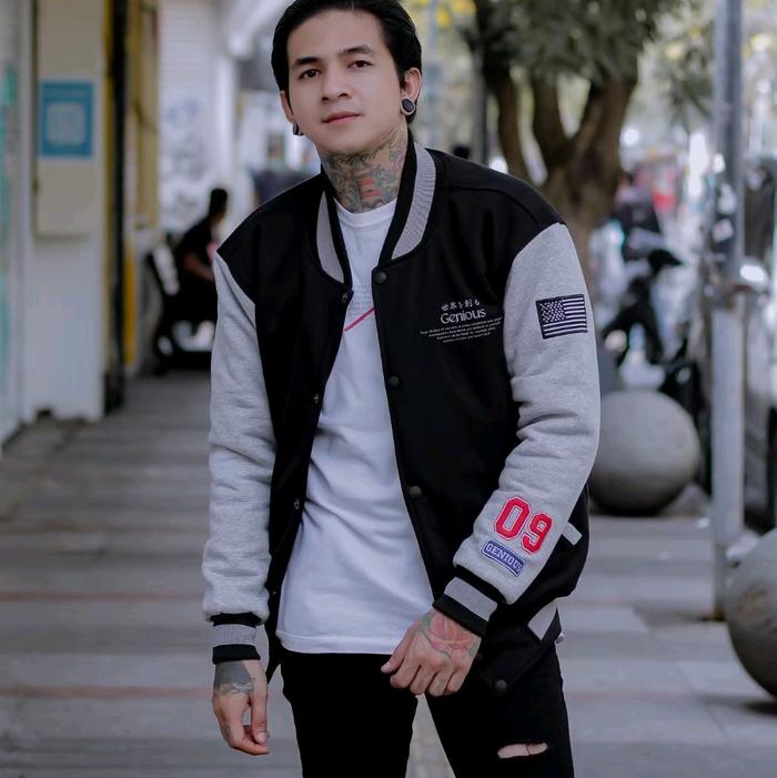 She Genious Head Varsity Jacket Black & Misty Hand Bordir Fleece Jaket Pria Kancing Baseball Hitam O