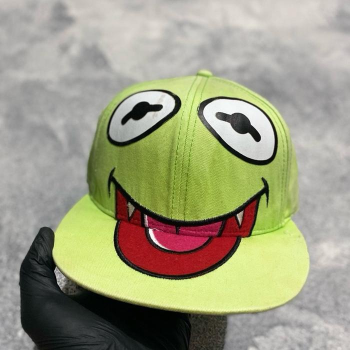 Kermit The Frog Topi Halloween Series Muppet's Snapback dengan Desain Wajah Lucu dan Warna Hijau Cer