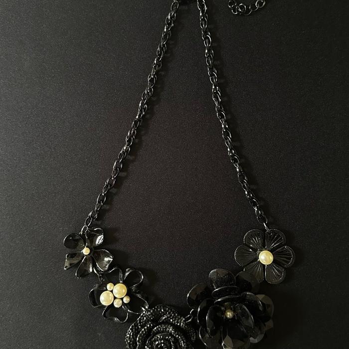 NY New York Black Flower Necklace