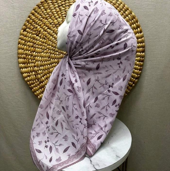 HIJAB SEGI EMPAT VOAL MOTIF BUNGA DAUN PINK MUDA