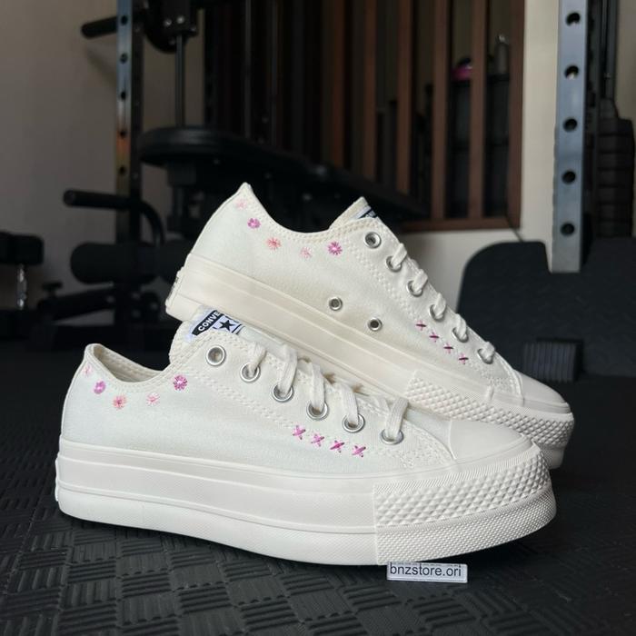 ￼Sepatu Sneakers Wanita Converse CTAS Lift Platform Ox Embroidered Flowers Vintage White