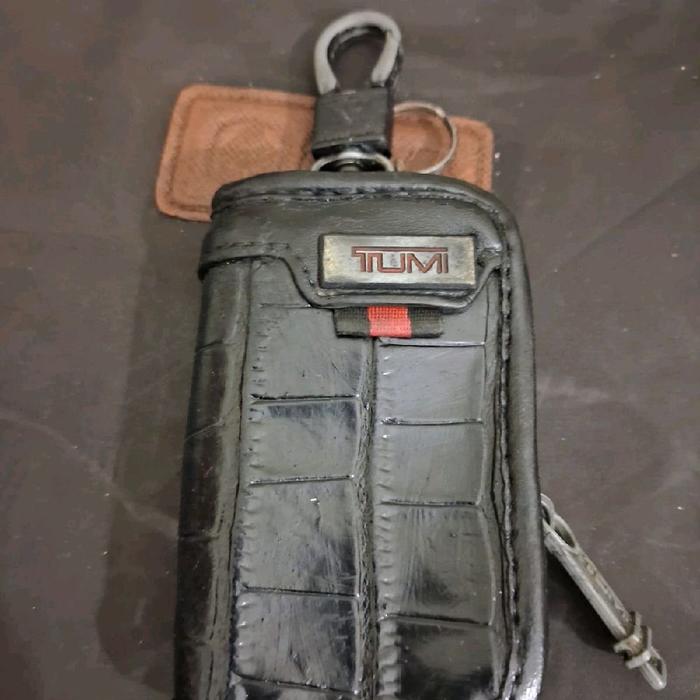 Dompet kunci mobil merk  Tumi uk 8 x 12 x 10  Limited edition  Barang terawat  Pemakaian pribadi