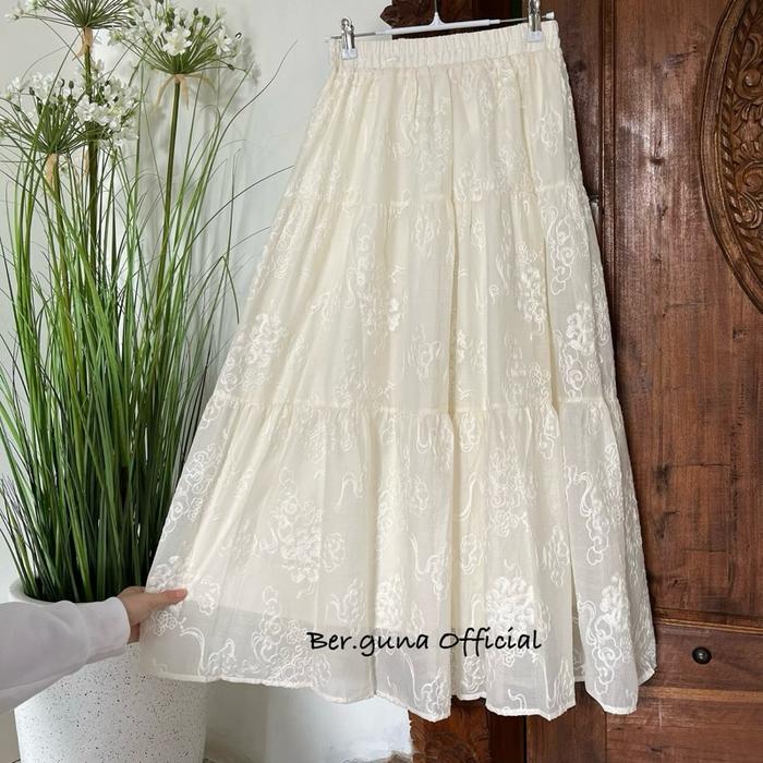 Ber.guna Risya Maxi Lace Skirt Rok Wanita