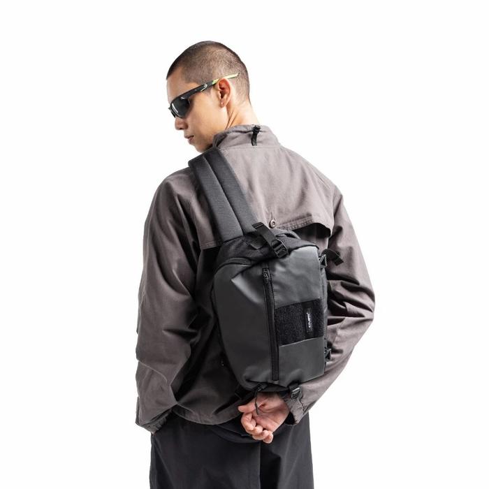 Kalibre Tas Selempang Pria Sling Bag Sile Black 6L 922232000 Minimalis Compact dengan 3 Kompartement