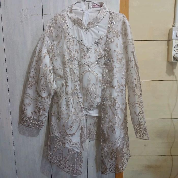 kebaya tile kutubaru warna putih krem
