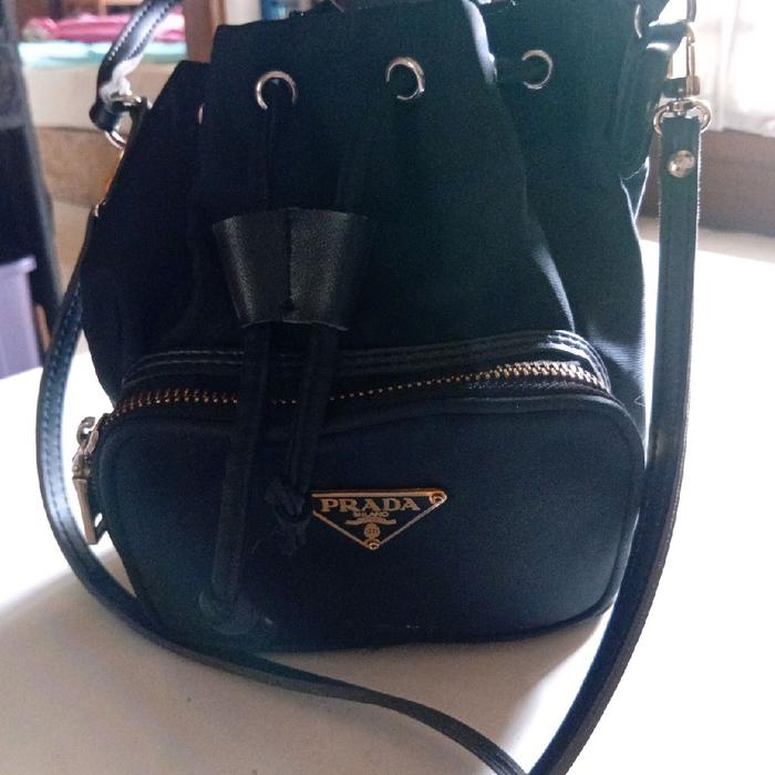 Prada Tas Serut Nilon Hitam dengan Zipper dan Tali Shoulder