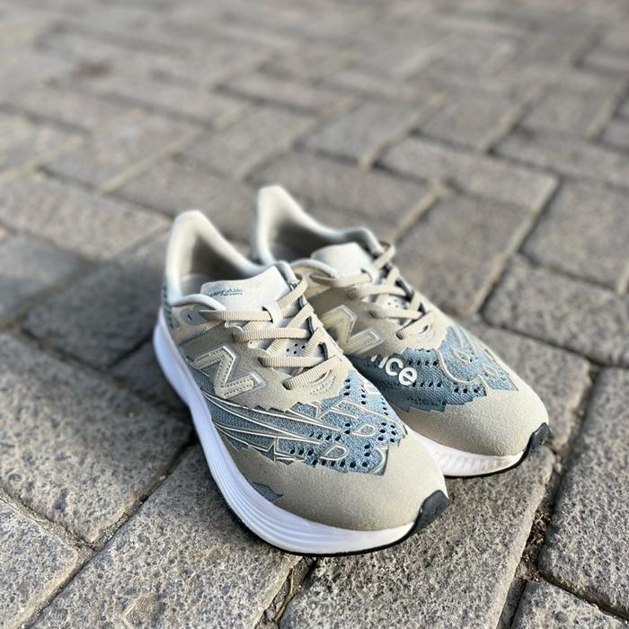 New Balance Sepatu Sneakers Pria Wanita Model 997H Warna Beige dengan Desain Tribal dan Logo NB yang