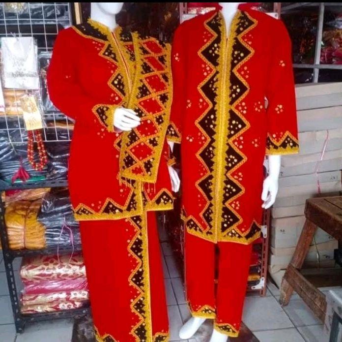 Pakaian Tradisional: Baju adat Nias untuk pasangan dewasa, terdiri dari baju cewe baju cowo.