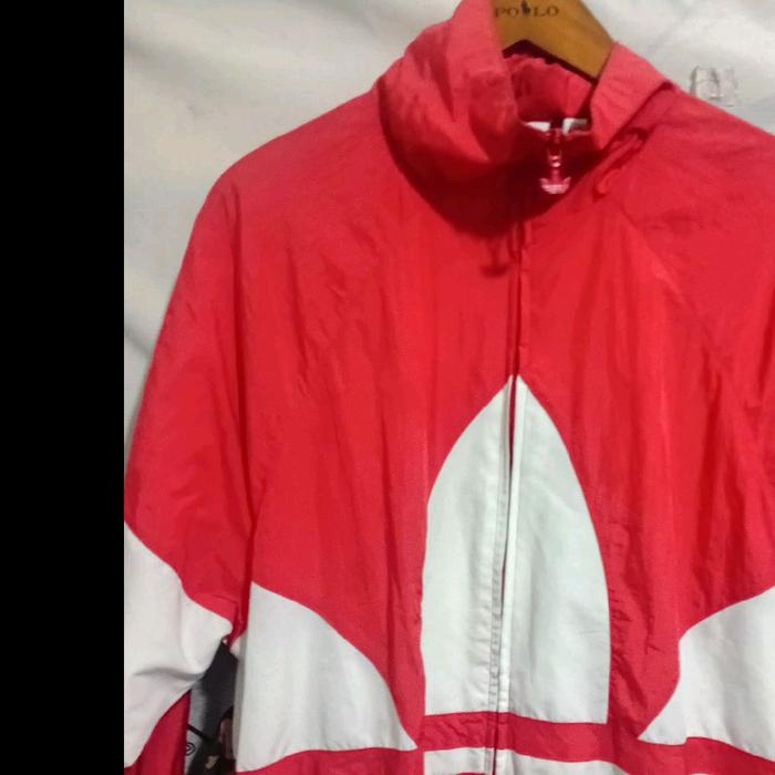 Jaket Polo Merah Putih dengan Hoodie dan Desain Unik untuk Gaya Santai Anda