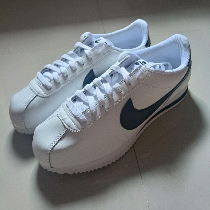 Nike Sepatu Sneaker Putih dengan Logo Hitam untuk Pria dan Wanita Model Classic Comfortable