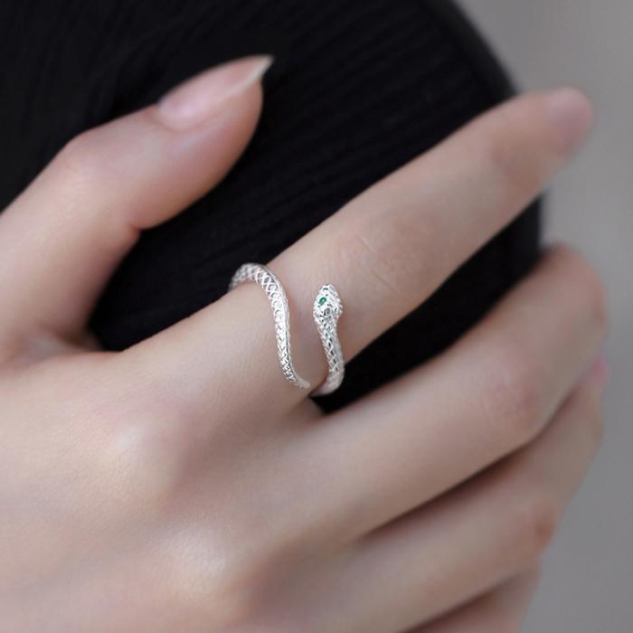 Cincin Perak Motif Ular Melilit Ukiran Sisik Sangat Halus Bermata Permata Hijau — Desain Terbuka Dap